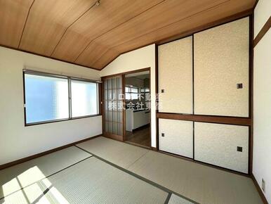 窓から暖かな日差しが入ります♪