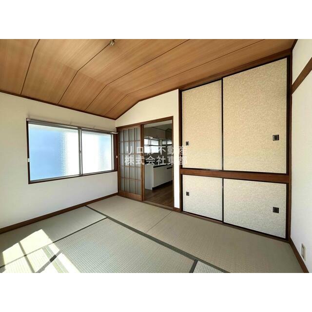 窓から暖かな日差しが入ります♪