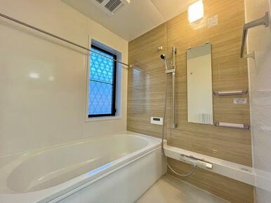 「お風呂」新品交換済みです。温かい印象のベージュのパネルです。