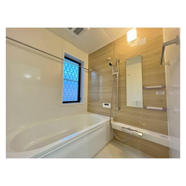 「お風呂」新品交換済みです。温かい印象のベージュのパネルです。