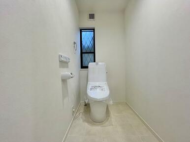 「1階トイレ」ゆったりとしたスペースがポイントです。新品交換済み