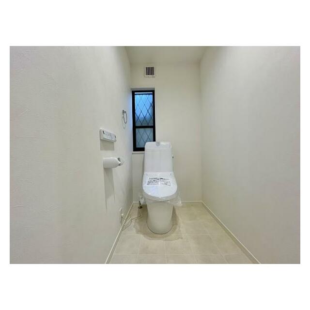 「1階トイレ」ゆったりとしたスペースがポイントです。新品交換済み