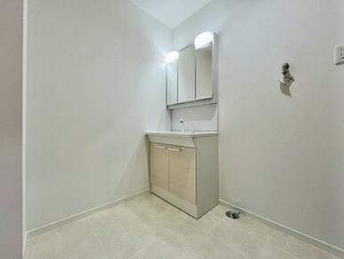 「脱衣所」洗面台新品交換済みです。洗濯機置き場もございます。