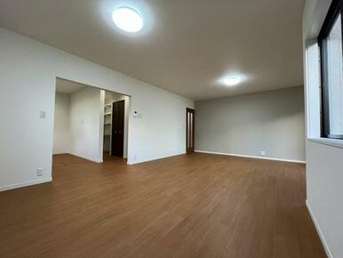 「LDK」キッチン、パントリーへアクセスできます