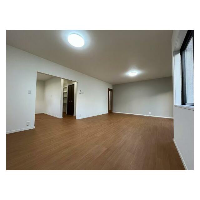 「LDK」キッチン、パントリーへアクセスできます