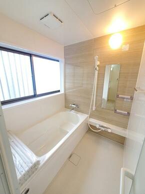 ゆったりとお過ごしいただける広さの浴室、新品交換済み