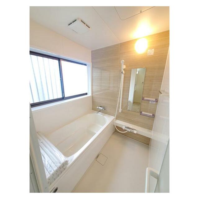 ゆったりとお過ごしいただける広さの浴室、新品交換済み