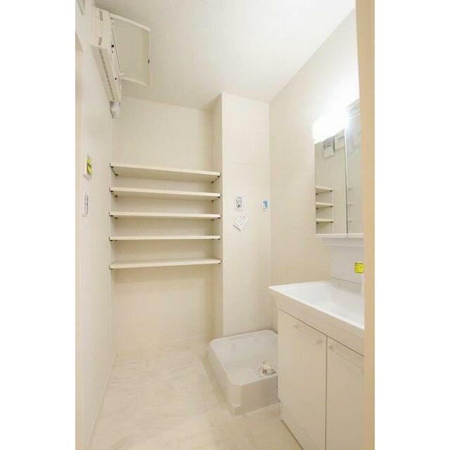 洗髪洗面化粧台仕様の洗面所です。収納棚が設置されています。