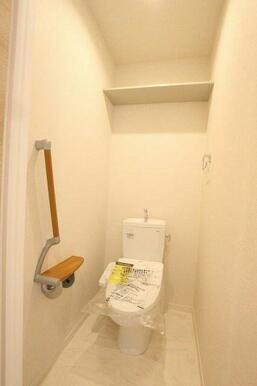 トイレは暖房洗浄便座仕様。上部には収納棚が設置されています。