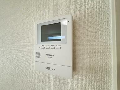 訪問者がひと目でわかるモニター付きインターホンを標準装備。お子さまのお留守番にも安心です！