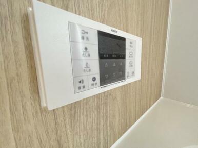 ボタンひとつでお湯張りや追い焚き、温度調整までしてくれる便利なオートバス機能付き！