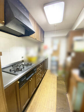 独立型のキッチンは、お料理に専念でき、匂いなどもお部屋に広がらない事が魅力です。