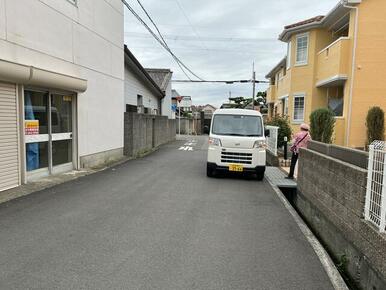 前面道路の様子（目的物件は左側）