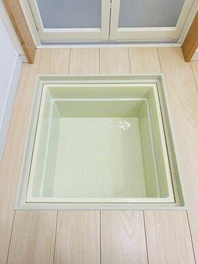 「脱衣所」床下収納もございます。