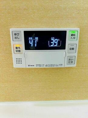 「浴室」給湯パネルは追い焚き付きでございます。