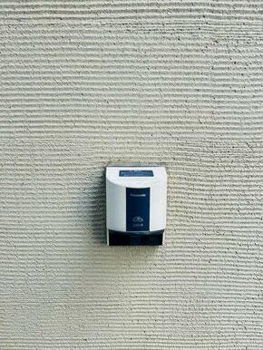 「エントランス」ＥＶ充電用のコンセントがございます。