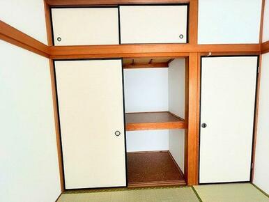 ２階和室　約６帖　押し入れ内
