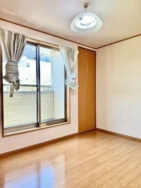 窓も大きく開放的な居室