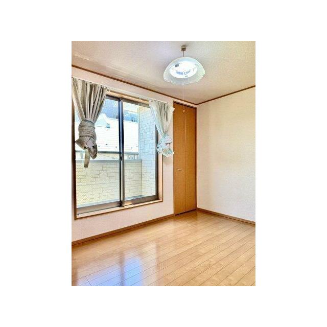 窓も大きく開放的な居室