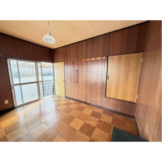 落ち着いた色調の洋室です