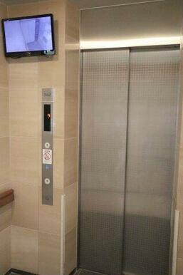 エレベータ―は　モニター付のため、安心して使用できます♪