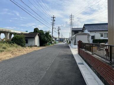 東側　前面道路