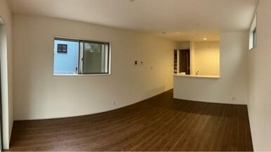 家具の配置で個性が光るリビング（1号棟）