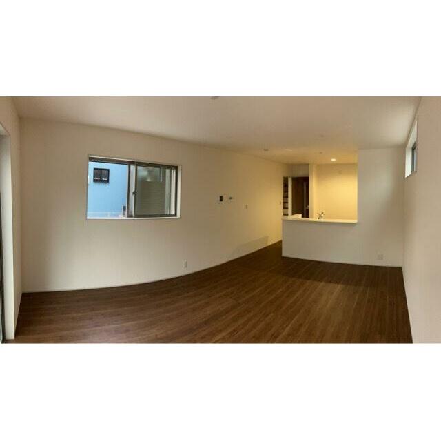 家具の配置で個性が光るリビング（1号棟）