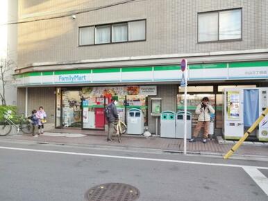 ファミリーマート小山三丁目店