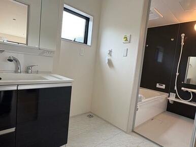 一日の始まりは洗面所から。さぁ顔を洗って気合を入れよう（1号棟）