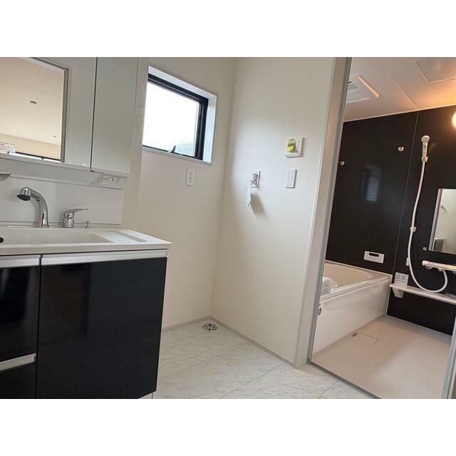 一日の始まりは洗面所から。さぁ顔を洗って気合を入れよう（1号棟）