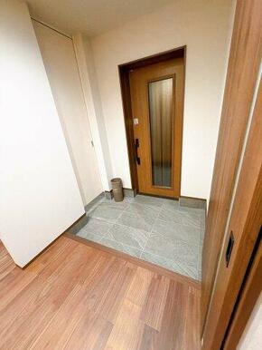 左側の扉を開けると、ウォークスルーシューズクローゼットがあります！