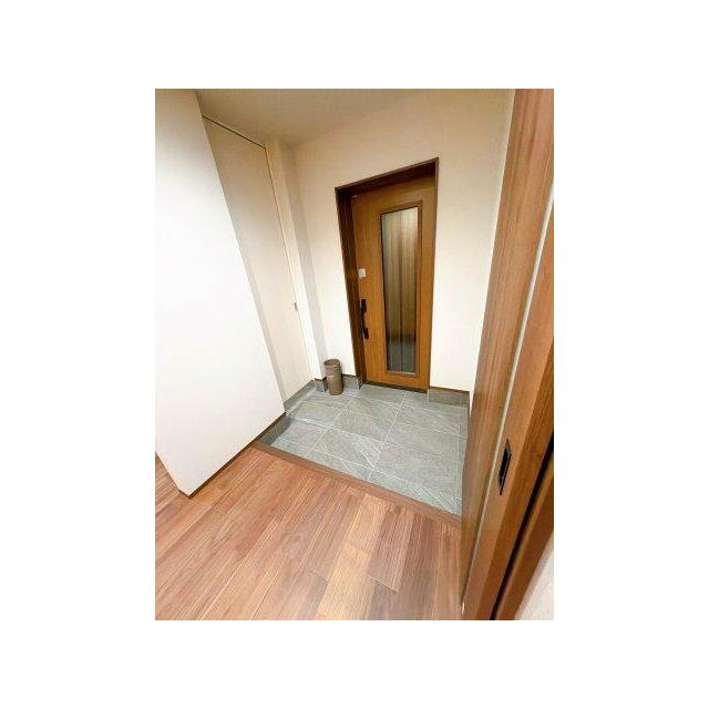 左側の扉を開けると、ウォークスルーシューズクローゼットがあります！