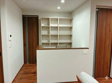 リビング横のスタディスペースにはたくさんの本等も収納できます！