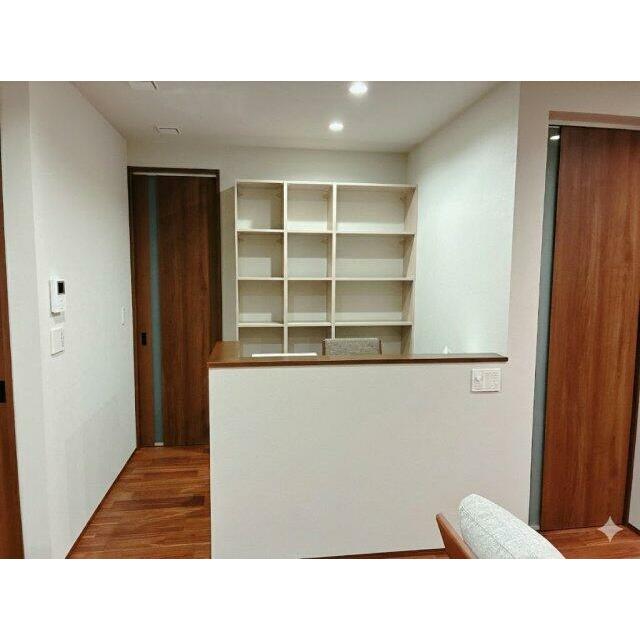 リビング横のスタディスペースにはたくさんの本等も収納できます！