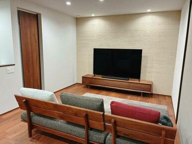 TV側の壁には調湿性能のある塗壁を採用！