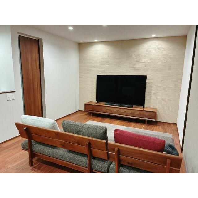 TV側の壁には調湿性能のある塗壁を採用！