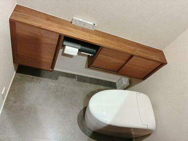 タンクレスの温水洗浄機能付きトイレ！収納棚も付いています！