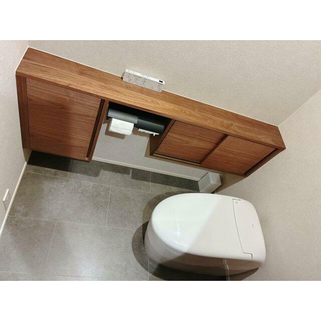 タンクレスの温水洗浄機能付きトイレ！収納棚も付いています！