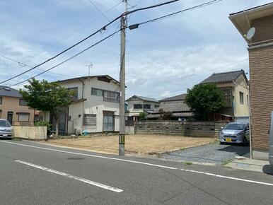 前面道路は片側一車線で広いです