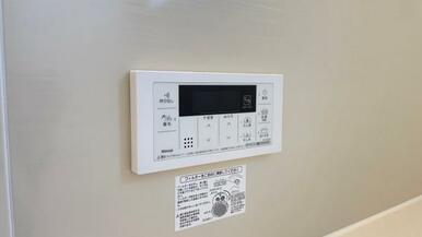 ボタンひとつでお湯張りや追い焚き、温度調整までしてくれる便利なオートバス機能付き