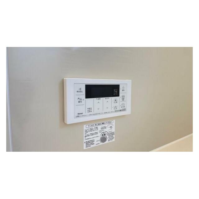 ボタンひとつでお湯張りや追い焚き、温度調整までしてくれる便利なオートバス機能付き