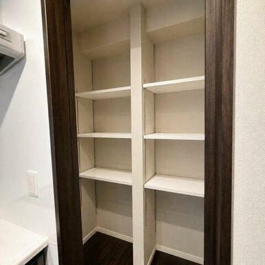 キッチン横のパントリー！普段使いはもちろん、万が一に備えた備蓄スペースとしても活用できます◎