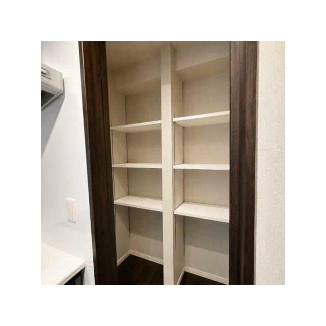 キッチン横のパントリー！普段使いはもちろん、万が一に備えた備蓄スペースとしても活用できます◎