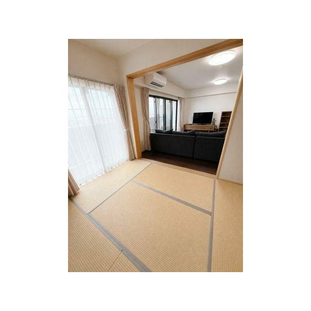 リビング横の和室はお子さまの遊び場やお昼寝スペース、来客用の客間などライフスタイルに合わせて活用でき