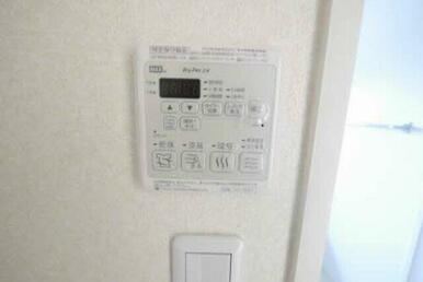 浴室暖房乾燥機機能付きです。暖房や涼風機能もあって便利！
