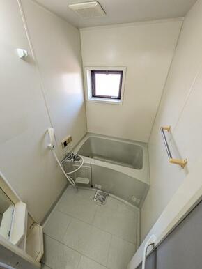 窓がついている明るい浴室