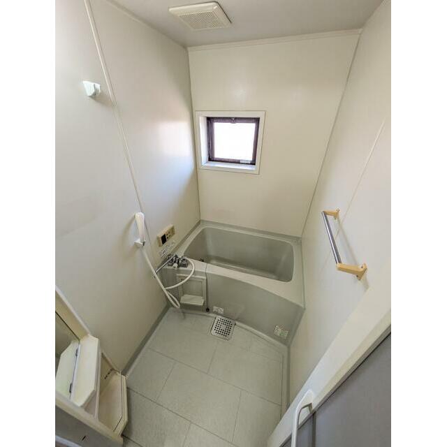 窓がついている明るい浴室