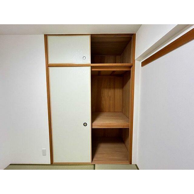 「和室（２）」押入がございます。