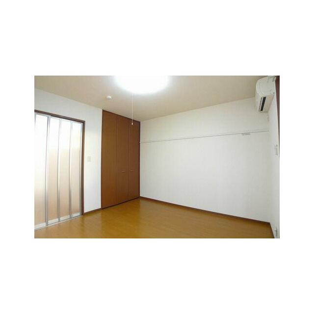 洋室　７．２畳の洋室にはエアコン１台付き！（照明は含みません）収納もたっぷりでお部屋を広く使えます！